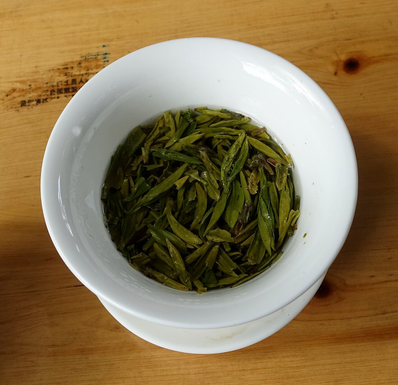 杯中舒展的绿茶叶